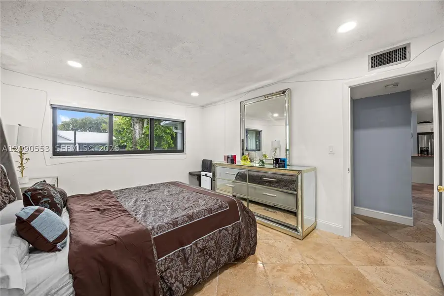 917 NE 199th St #204, Miami, FL 33179 - #2