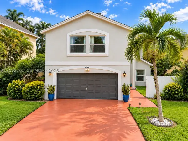 4244 Pine Hollow Cir, Green Acres, FL 33463