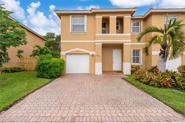 916 NW 135th Ter, Pembroke Pines, FL 33028