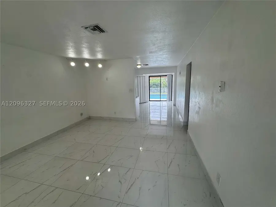 1009 NE 2nd St, Hallandale Beach, FL 33009 - #2
