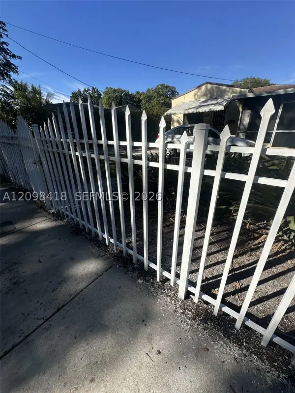 925 NW 52nd St, Miami, FL 33127