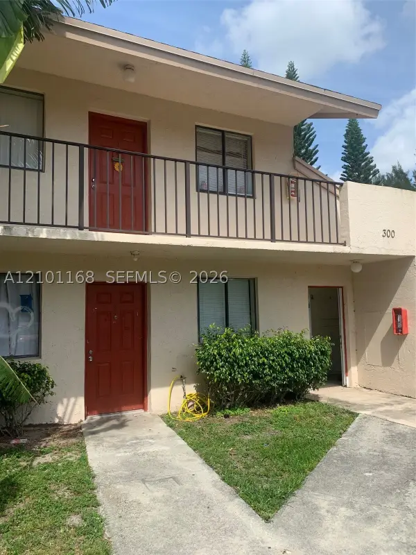 300 Nottingham Cir #J, Green Acres, FL 33463