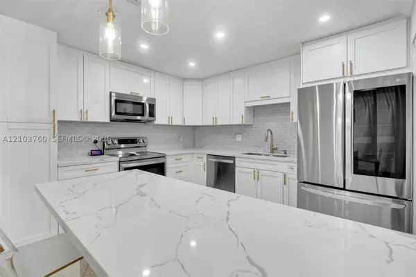 2131 Nova Village Dr, Davie, FL 33317