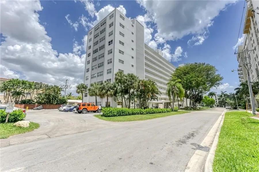 2555 NE 11th St #301, Fort Lauderdale, FL 33304 - #3