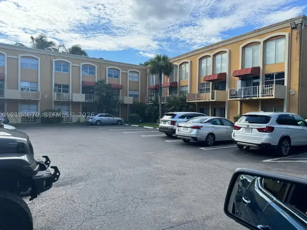 17901 NW 68th Ave #R102, Hialeah, FL 33015