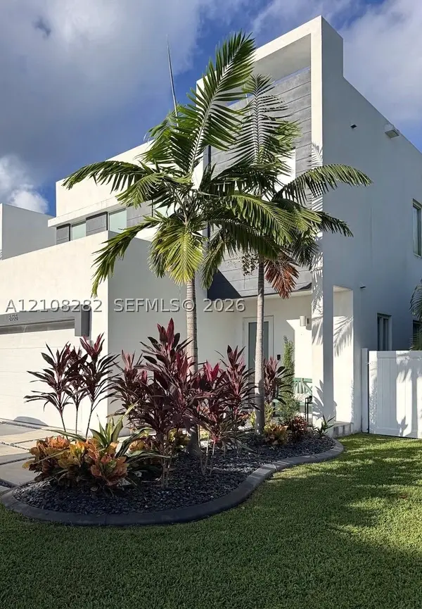 6766 NW 103rd Pl, Doral, FL 33178