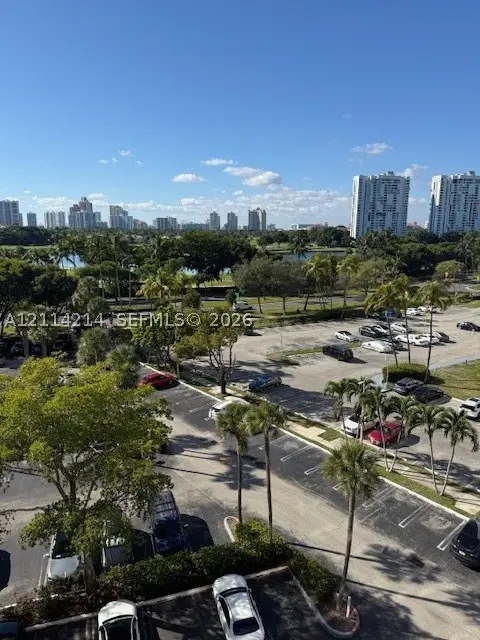 3701 N Country Club Dr #706, Aventura, FL 33180