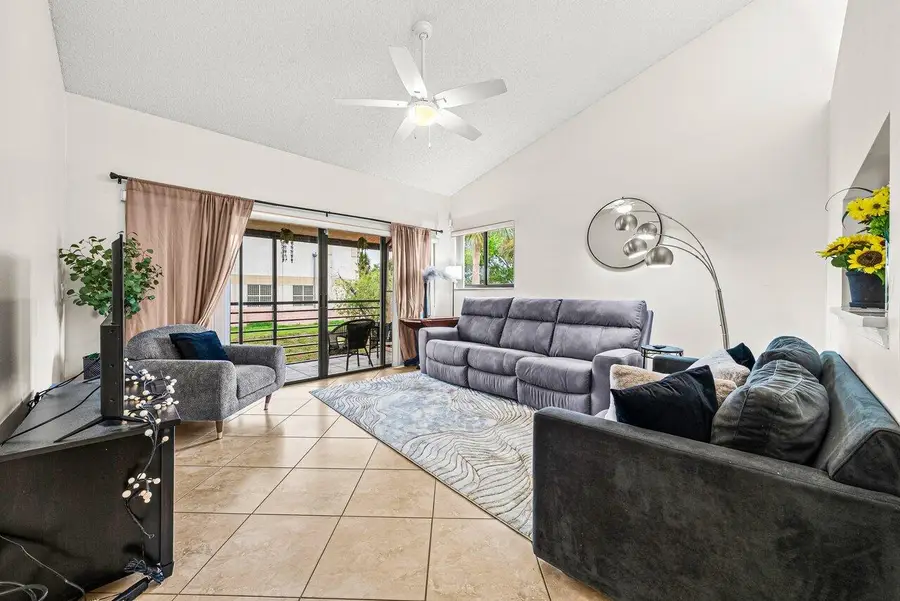 16 Via De Casas Sur #204, Boynton Beach, FL 33426 - #3