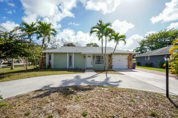 120 W Swan Pkwy W, Royal Palm Beach, FL 33411