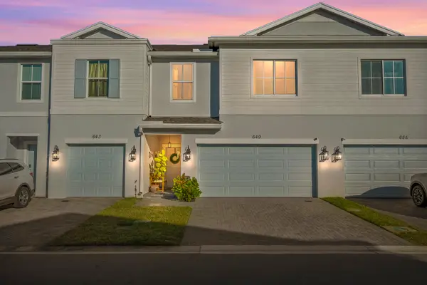 649 NE Waters Edge Lane, Port St Lucie, FL 34983