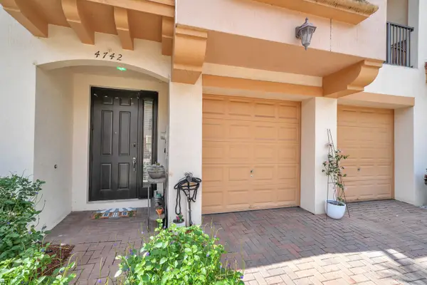 4742 Grand Cypress Circle N, Coconut Creek, FL 33073