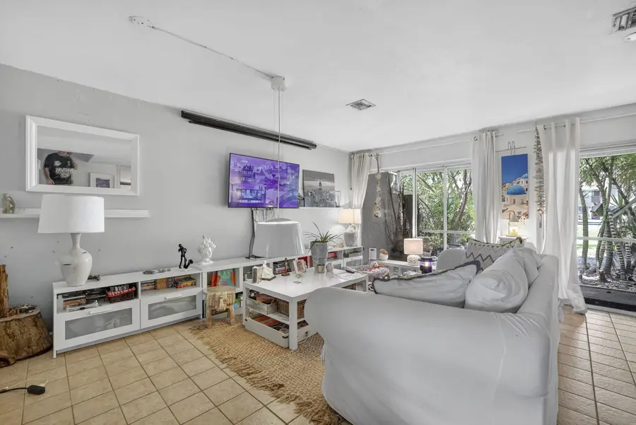 153 W Hemingway Circle W, Margate, FL 33063 - #3