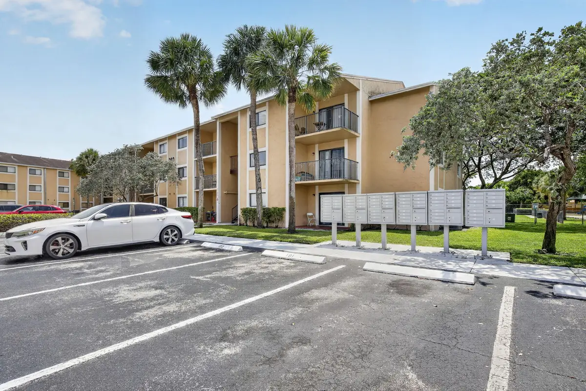 300 Palm Circle W #305, Pembroke Pines, FL 33025 - #1