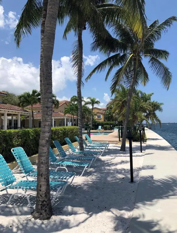1040 Lake Shore Drive #206, West Palm Beach, FL 33403