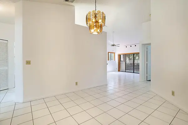 9 Va De Casas Sur #203, Boynton Beach, FL 33426