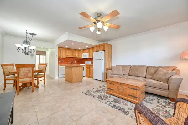 102 Coventry E #102, West Palm Beach, FL 33417