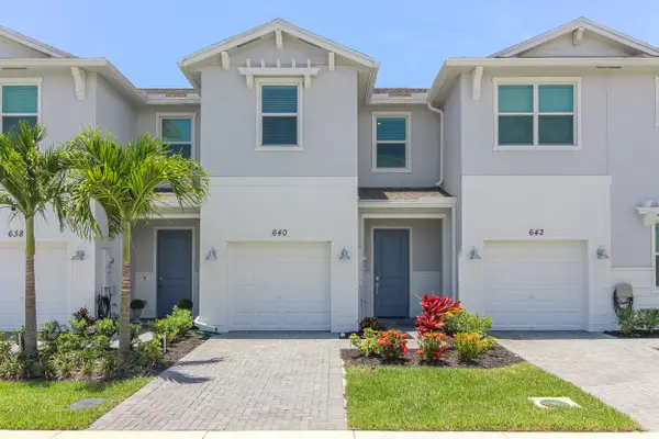 640 SE Lake Falls Street, Port St Lucie, FL 34984