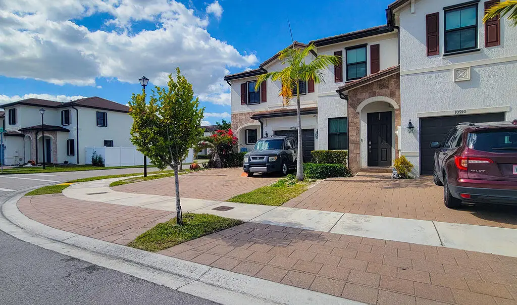 10902 W 33rd Way, Hialeah, FL 33018 - #1