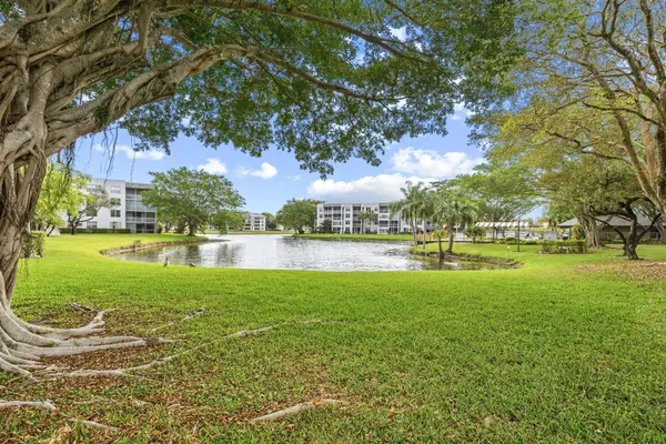 9340 Lagoon Place #206, Davie, FL 33324