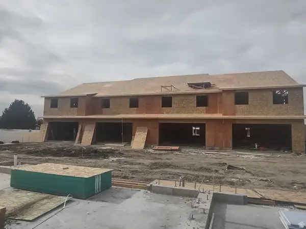 751 N Pheasantbrook Dr, Centerville, UT 84014