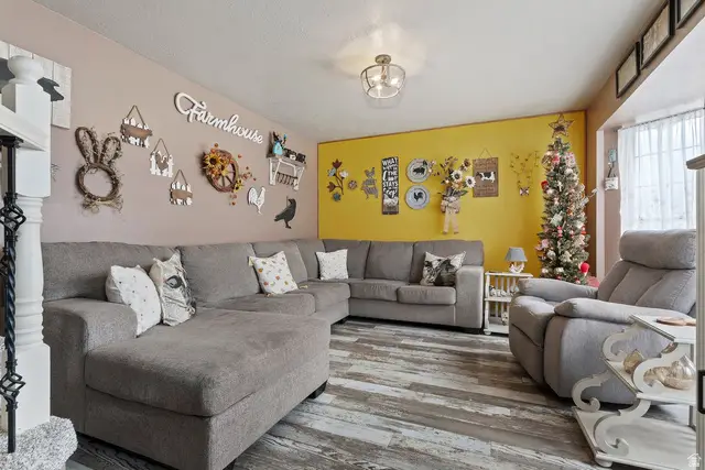 989 E Sandcrest Dr, Sandy, UT 84094 - Image #3