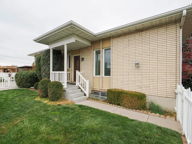 5586 S Brockway Dr, Salt Lake City, UT 84117 - Image #2