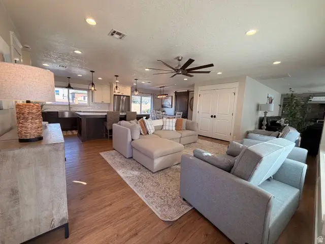 1442 W Diamond Valley Dr, Saint George, UT 84770 - #2