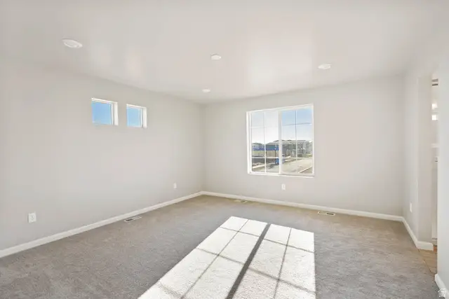 264 N Roundabout St, Saratoga Springs, UT 84045 - #3