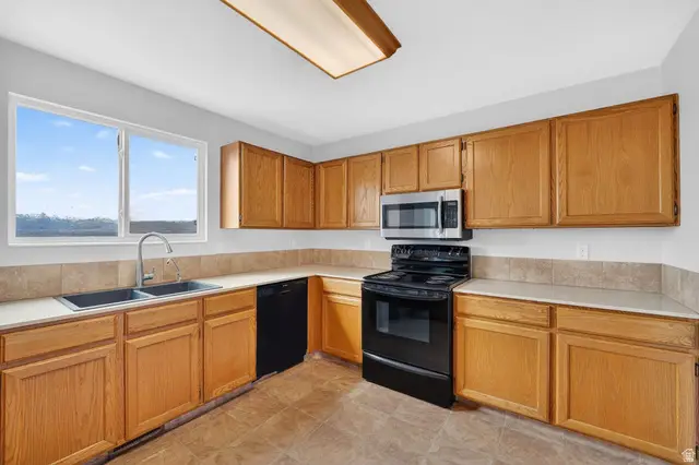 9976 S Tamara St E, Sandy, UT 84094 - #3