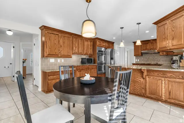 8921 S Shady Meadow Dr, Sandy, UT 84093 - #3