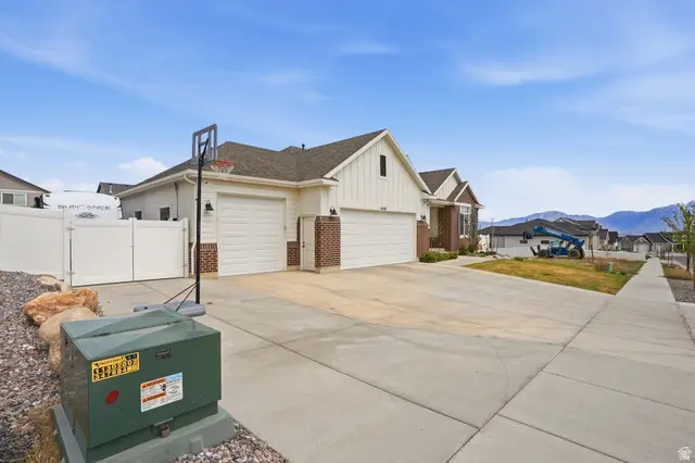 6638 W Braeburn Way S, West Jordan, UT 84081 - #3