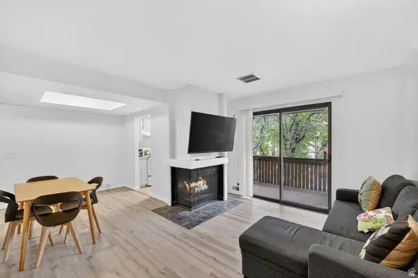 6869 S Countrywood Cir #8D, Midvale, UT 84047