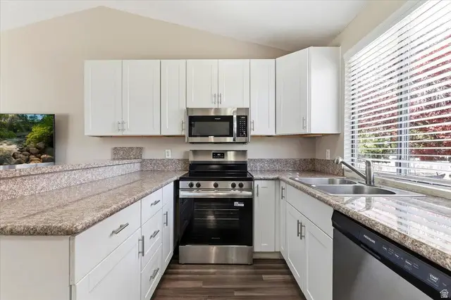 6085 S Park Wood Dr W, Kearns, UT 84118 - #3