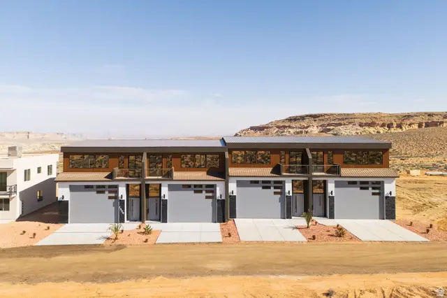 1328 E Lone Rock Dr, Big Water, UT 84741 - #2