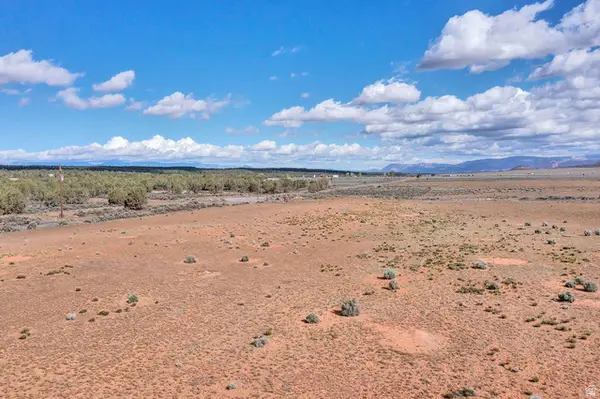 421 S Coyote Rd, Apple Valley, UT 84737