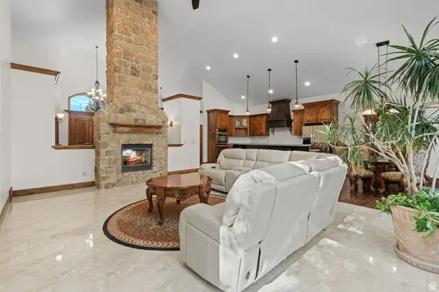 10637 S Crescent Bend Dr, Sandy, UT 84070 - #2