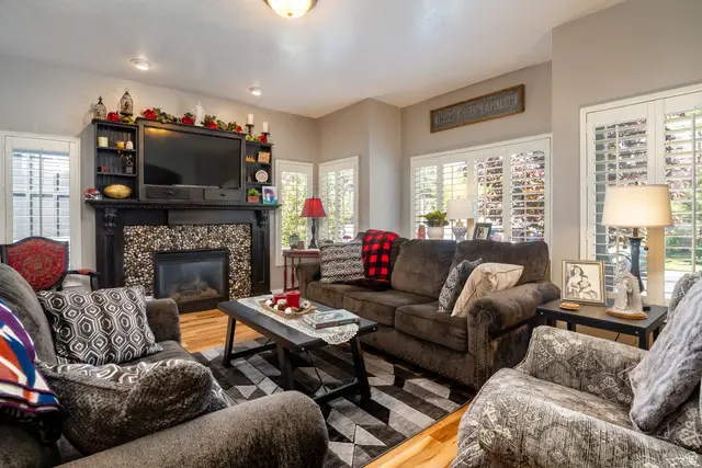 652 S Clearwater Falls Dr, Layton, UT 84041 - #3
