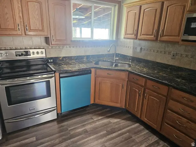 651 Sherwood Dr, Layton, UT 84041 - #3