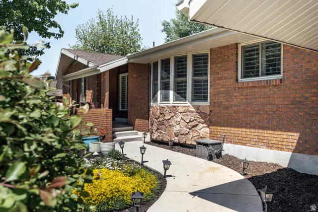 1069 E Birchbrook Cir S, Cottonwood Heights, UT 84047 - #2