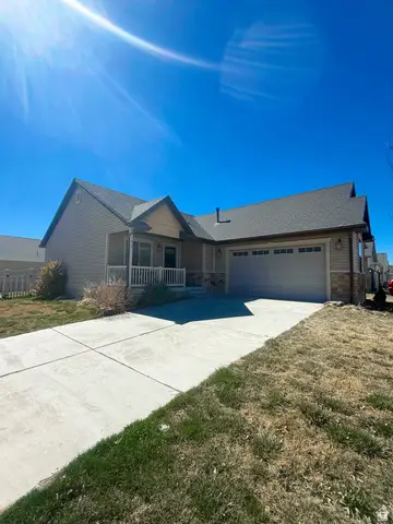 1612 E Shadow Dr, Eagle Mountain, UT 84005