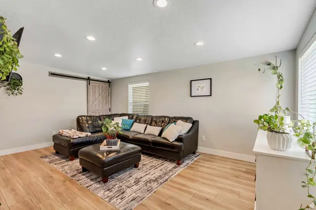 48 W Moon Ridge Dr, Murray, UT 84107 - #3