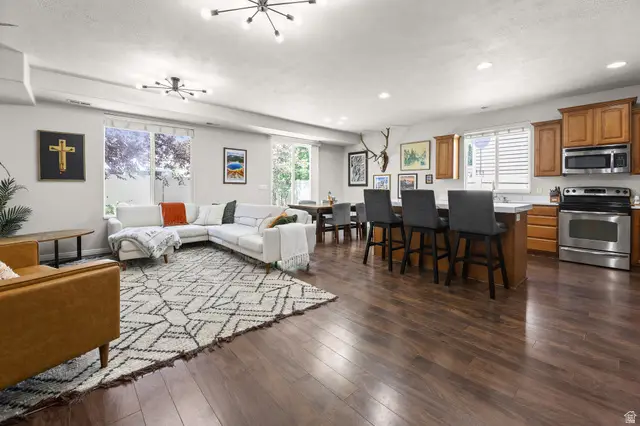 1077 N Bellingham Ct, North Salt Lake, UT 84054 - #3