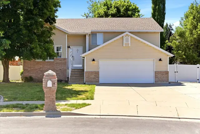 627 W Fremont Cir N, Centerville, UT 84014 - #1