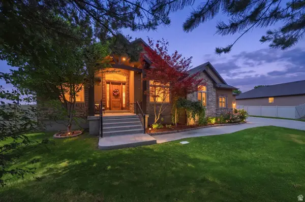 11372 S Via Arboles Ct W, South Jordan, UT 84095