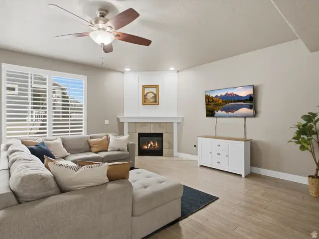 3827 W Coastal Dune Dr, South Jordan, UT 84009 - #3