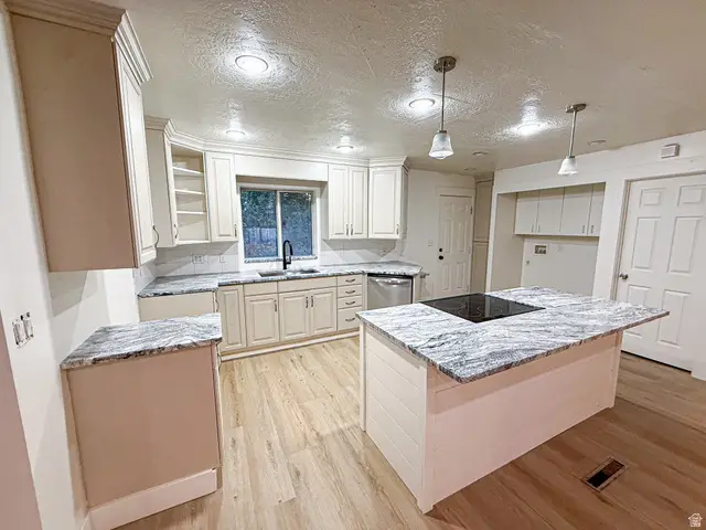 1681 E Meadowmoor Rd, Holladay, UT 84117 - #2