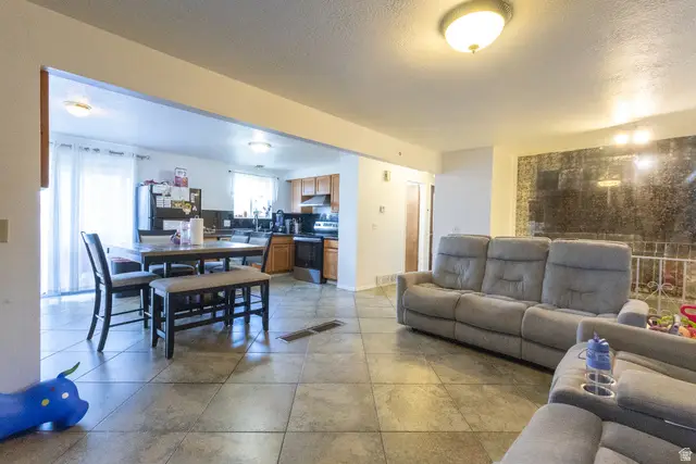 9640 S Flint Dr, Sandy, UT 84094 - #3
