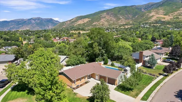 2407 E Country Oaks Dr, Layton, UT 84040