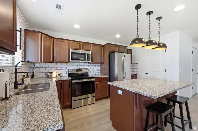3503 S Laurel Ln, Syracuse, UT 84075 - #3