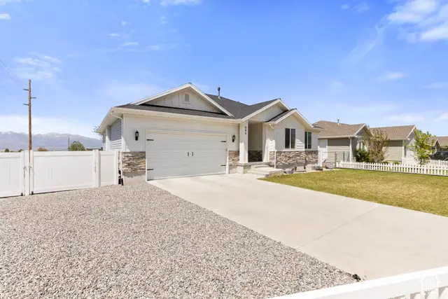 886 S Cambridge Cir E, Tooele, UT 84074 - #2